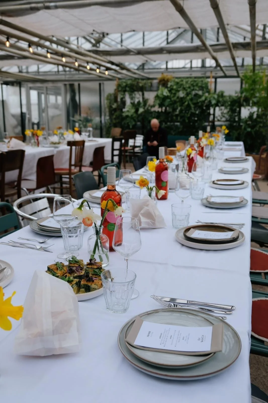 The farm-to-table lunch setting at Mikrofarm